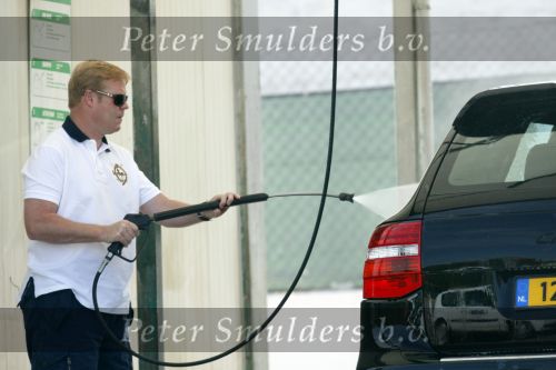 Vale do Lobo 6 mei 2008
Ronald Koeman is na zijn ontslag bij FC Valencia vertrokken naar Vale Do Lobo
Het wassen en tanken van zijn auto en boodschappen doen behoort tot de dagelijkse werkzaamheden