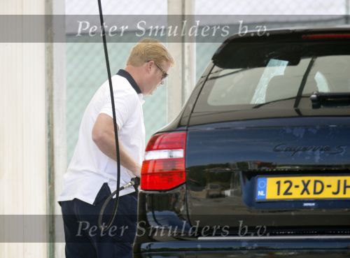 Vale do Lobo 6 mei 2008
Ronald Koeman is na zijn ontslag bij FC Valencia vertrokken naar Vale Do Lobo
Het wassen en tanken van zijn auto en boodschappen doen behoort tot de dagelijkse werkzaamheden