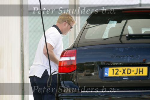 Vale do Lobo 6 mei 2008
Ronald Koeman is na zijn ontslag bij FC Valencia vertrokken naar Vale Do Lobo
Het wassen en tanken van zijn auto en boodschappen doen behoort tot de dagelijkse werkzaamheden