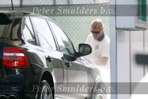 Vale do Lobo 6 mei 2008
Ronald Koeman is na zijn ontslag bij FC Valencia vertrokken naar Vale Do Lobo
Het wassen en tanken van zijn auto en boodschappen doen behoort tot de dagelijkse werkzaamheden