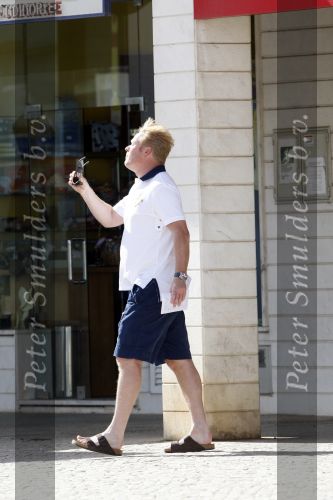 Vale do Lobo 6 mei 2008
Ronald Koeman is na zijn ontslag bij FC Valencia vertrokken naar Vale Do Lobo
Het wassen en tanken van zijn auto en boodschappen doen behoort tot de dagelijkse werkzaamheden