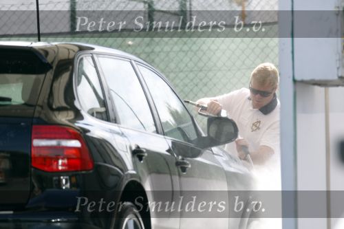 Vale do Lobo 6 mei 2008
Ronald Koeman is na zijn ontslag bij FC Valencia vertrokken naar Vale Do Lobo
Het wassen en tanken van zijn auto en boodschappen doen behoort tot de dagelijkse werkzaamheden