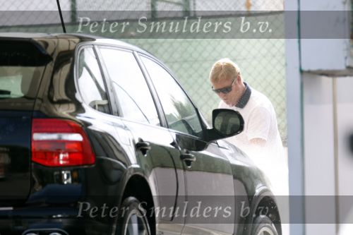 Vale do Lobo 6 mei 2008
Ronald Koeman is na zijn ontslag bij FC Valencia vertrokken naar Vale Do Lobo
Het wassen en tanken van zijn auto en boodschappen doen behoort tot de dagelijkse werkzaamheden