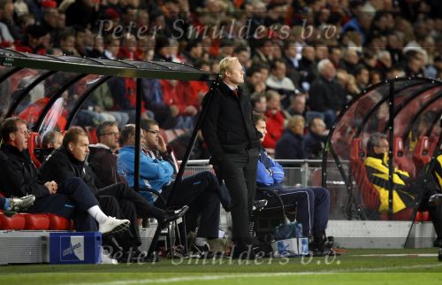 Eindhoven, 20 Oktober 2007
Kompetitiewedstrijd PSV-VVV, eindstand 3-1
Seizoen 2007/2008
PSV-trainer Ronald Koeman voor zijn dugout