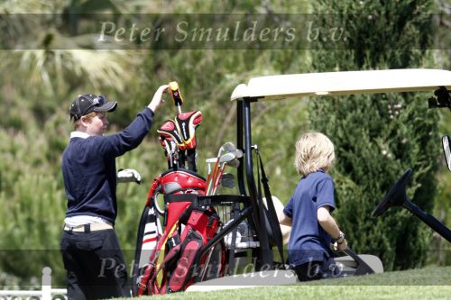 Vale do Lobo 5 mei 2008
Ronald Koeman jr gaat een rondje golfen samen met Julian de Mol ( zoon van Linda de Mol )