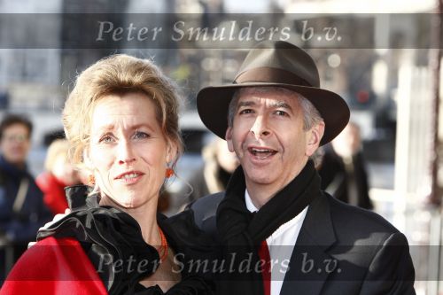 Amsterdam 1 februari 2008
Feest koningin Beatrix en Prinses Margriet voor hun 70e en 65e verjaardag in Carre
Ronald Plasterk met vrouw en hoed.