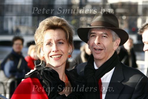 Amsterdam 1 februari 2008
Feest koningin Beatrix en Prinses Margriet voor hun 70e en 65e verjaardag in Carre
Ronald Plasterk met vrouw en hoed.