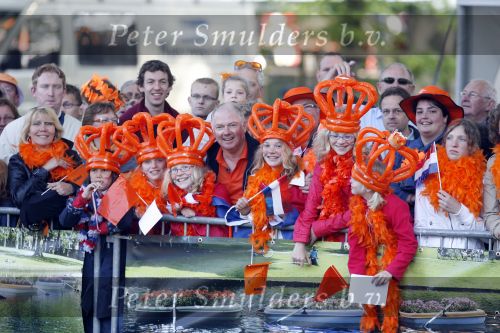 Apeldoorn 30 april 2009
Koninginnedag 2009 in apeldoorn met Koningin Beatrix Pieter v Vollenhoven Prinses Margriet Maxima Prins Willem Alexander Prins Constantijn Prinses Laurentien Prinses Mabel Prins Friso Prins Maurits Prinses Marilene Prins Pieter Christiaan Prinses Anita Prins Floris een zwangere Prinses Aimee en Prinses Annette. s middags probeerde een dwaas een aanslag te plegen op de koninklijke familie waarbij meerdere doden vielen. Ronnie Tober
Peter Smulders bv