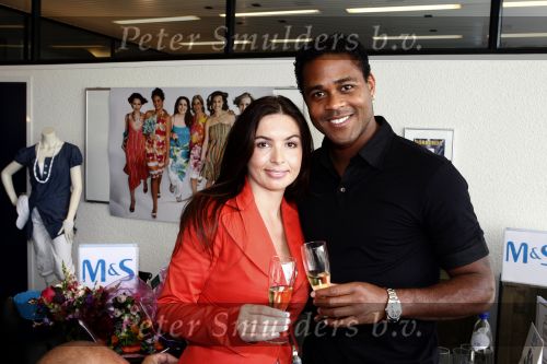 Amsterdam 28 mei 2008
Rossana Lima tekent kontrakt met M&S mode. Patrick Kluivert komt haar natuurlijk feliciteren.