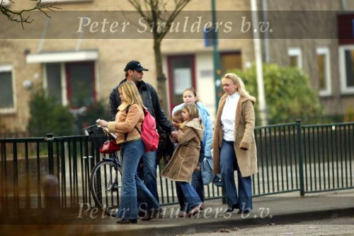 Vinkeveen 5 maart 2003
Andre Hazes Jr. (helemaal links wordt naar school gebracht
door vrienden .
Roxanne Hazes (lichtblauwe jas)