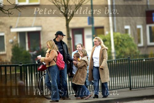 Vinkeveen 5 maart 2003
Andre Hazes Jr. (helemaal links wordt naar school gebracht
door vrienden .
Roxeanne Hazes (lichtblauwe jas)