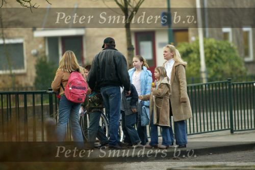 Vinkeveen 5 maart 2003
Andre Hazes Jr. (helemaal links wordt naar school gebracht
door vrienden .
Roxeanne Hazes (lichtblauwe jas)