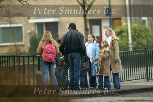 Vinkeveen 5 maart 2003
Andre Hazes Jr. (helemaal links wordt naar school gebracht
door vrienden .
Roxanne Hazes (lichtblauwe jas)