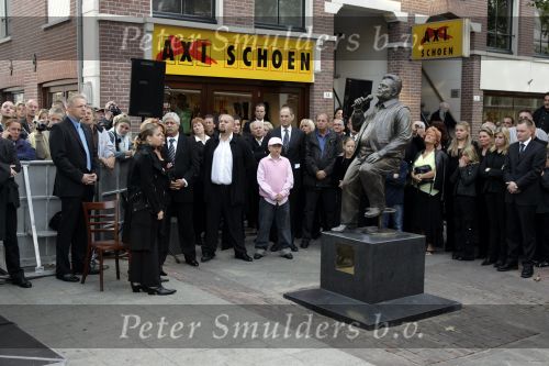 Amsterdam 23 september 2005
Onthulling beeld van Andre Hazes op zijn eerste sterfdag.
 Rachel Hazes  Dre Hazes Roxeanne Hazes