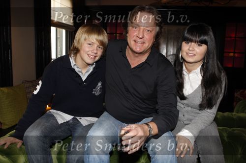 Loenen aan de Vecht 1 november 2007
presentatie duetten cd van Andre Hazes bij restaurant het Amsterdammertje.c Andre Jr Roxeanne en Tommie Peters
Peter Smulders bv