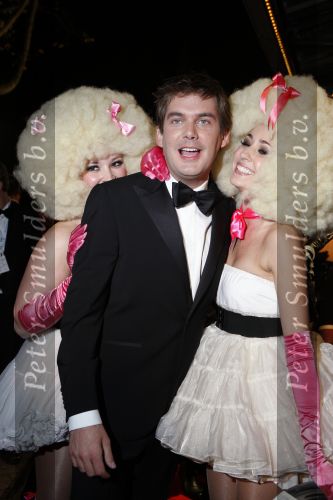 Amsterdam 26 oktober 2007
Uitreiking televizierring 2007 in carre. Ruben Nicolai met 2 sexy dames