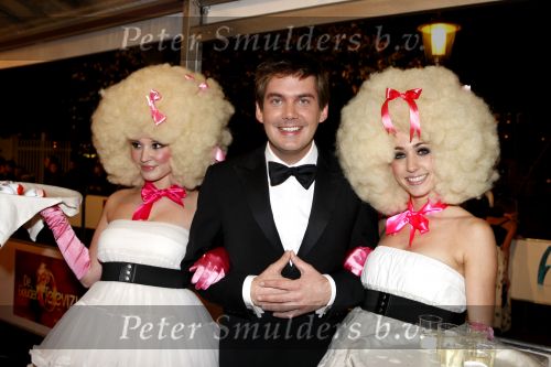 Amsterdam 26 oktober 2007
Uitreiking televizierring 2007 in carre. Ruben Nicolai met 2 sexy vrouwen