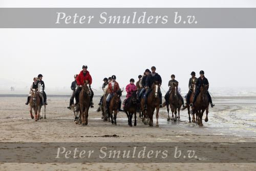 Kijkduin 12 april 2009
Max Rosalie Anouk Nicole Pim Edwin en Opa en oma Voorveld op het strand.
Peter Smulders bv