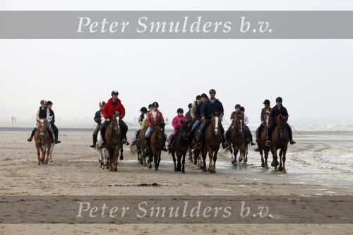 Kijkduin 12 april 2009
Max Rosalie Anouk Nicole Pim Edwin en Opa en oma Voorveld op het strand.
Peter Smulders bv