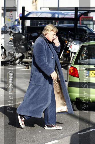 Schiphol 6 april 2008
Rutger Hauer met sigaret en ochtendjas op schiphol om vrienden op te halen.