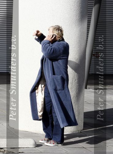 Schiphol 6 april 2008
Rutger Hauer met sigaret en ochtendjas op schiphol om vrienden op te halen.