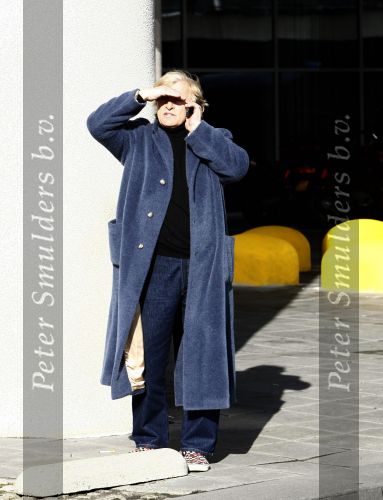 Schiphol 6 april 2008
Rutger Hauer met sigaret en ochtendjas op schiphol om vrienden op te halen.