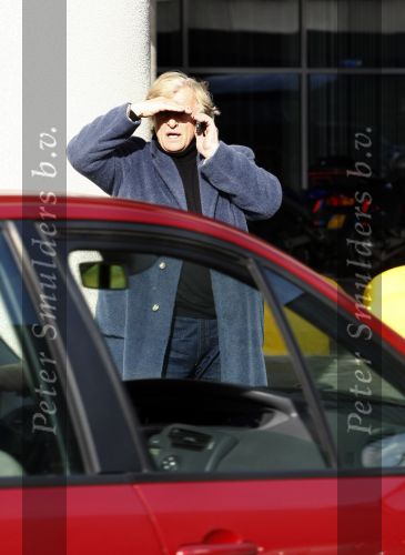 Schiphol 6 april 2008
Rutger Hauer met sigaret en ochtendjas op schiphol om vrienden op te halen.
