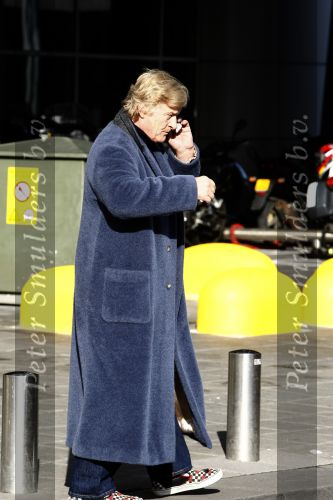 Schiphol 6 april 2008
Rutger Hauer met sigaret en ochtendjas op schiphol om vrienden op te halen.