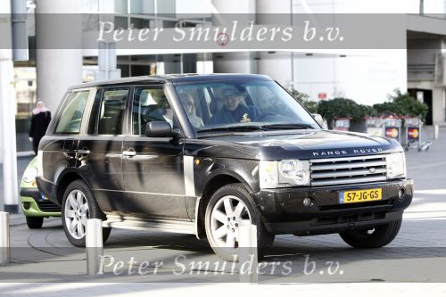 Schiphol 6 april 2008
Rutger Hauer met sigaret en ochtendjas op schiphol om vrienden op te halen. Range Rover