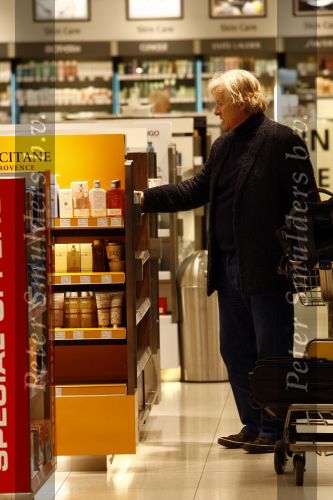 Schiphol 10 maart 2009
Rutger Hauer doet tax free inkopen op schiphol.
Peter Smulders bv