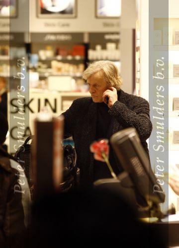 Schiphol 10 maart 2009
Rutger Hauer doet tax free inkopen op schiphol.
Peter Smulders bv