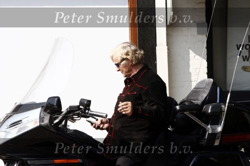 Amsterdam 21 april 2009
Rutger Hauer op zijn honda gold wing motor in amsterdam. Hij heeft een soort aanhanger achter zijn motor hangen en riookt heerlijk een sigaret.
Peter Smulders bv