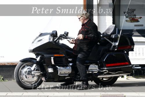Amsterdam 21 april 2009
Rutger Hauer op zijn honda gold wing motor in amsterdam. Hij heeft een soort aanhanger achter zijn motor hangen en riookt heerlijk een sigaret.
Peter Smulders bv