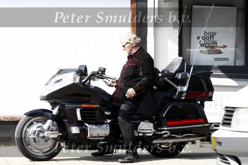 Amsterdam 21 april 2009
Rutger Hauer op zijn honda gold wing motor in amsterdam. Hij heeft een soort aanhanger achter zijn motor hangen en riookt heerlijk een sigaret.
Peter Smulders bv
