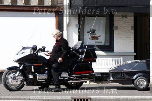 Amsterdam 21 april 2009
Rutger Hauer op zijn honda gold wing motor in amsterdam. Hij heeft een soort aanhanger achter zijn motor hangen en riookt heerlijk een sigaret.
Peter Smulders bv