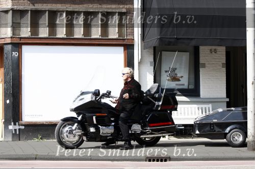 Amsterdam 21 april 2009
Rutger Hauer op zijn honda gold wing motor in amsterdam. Hij heeft een soort aanhanger achter zijn motor hangen en riookt heerlijk een sigaret.
Peter Smulders bv