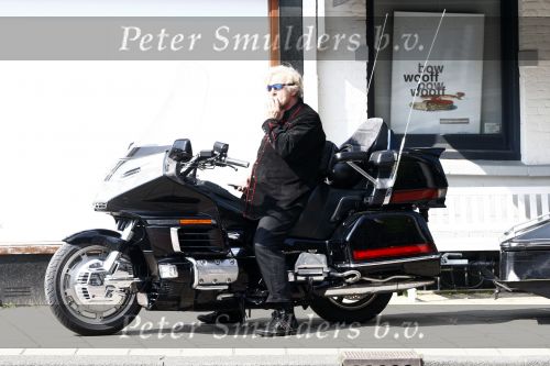 Amsterdam 21 april 2009
Rutger Hauer op zijn honda gold wing motor in amsterdam. Hij heeft een soort aanhanger achter zijn motor hangen en riookt heerlijk een sigaret.
Peter Smulders bv