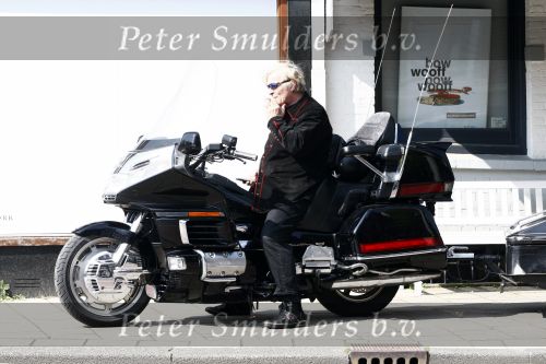 Amsterdam 21 april 2009
Rutger Hauer op zijn honda gold wing motor in amsterdam. Hij heeft een soort aanhanger achter zijn motor hangen en riookt heerlijk een sigaret.
Peter Smulders bv