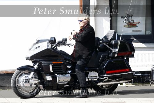 Amsterdam 21 april 2009
Rutger Hauer op zijn honda gold wing motor in amsterdam. Hij heeft een soort aanhanger achter zijn motor hangen en riookt heerlijk een sigaret.
Peter Smulders bv