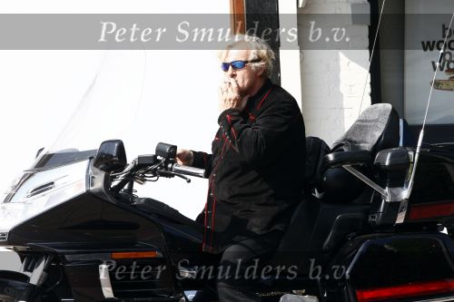 Amsterdam 21 april 2009
Rutger Hauer op zijn honda gold wing motor in amsterdam. Hij heeft een soort aanhanger achter zijn motor hangen en riookt heerlijk een sigaret.
Peter Smulders bv