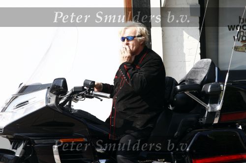 Amsterdam 21 april 2009
Rutger Hauer op zijn honda gold wing motor in amsterdam. Hij heeft een soort aanhanger achter zijn motor hangen en riookt heerlijk een sigaret.
Peter Smulders bv