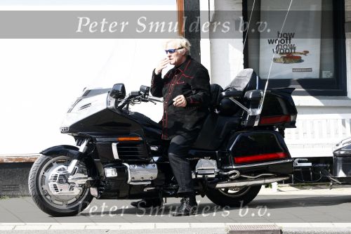 Amsterdam 21 april 2009
Rutger Hauer op zijn honda gold wing motor in amsterdam. Hij heeft een soort aanhanger achter zijn motor hangen en riookt heerlijk een sigaret.
Peter Smulders bv