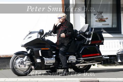 Amsterdam 21 april 2009
Rutger Hauer op zijn honda gold wing motor in amsterdam. Hij heeft een soort aanhanger achter zijn motor hangen en riookt heerlijk een sigaret.
Peter Smulders bv
