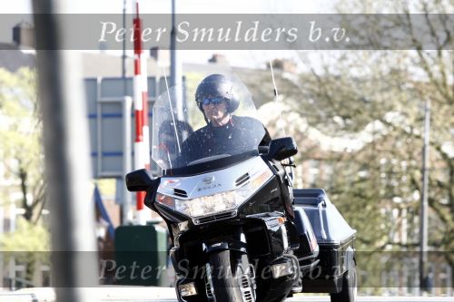 Amsterdam 21 april 2009
Rutger Hauer op zijn honda gold wing motor in amsterdam. Hij heeft een soort aanhanger achter zijn motor hangen en riookt heerlijk een sigaret.
Peter Smulders bv