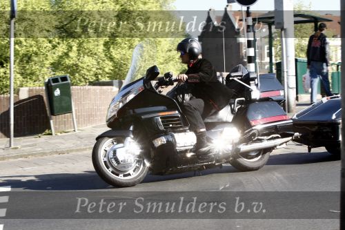Amsterdam 21 april 2009
Rutger Hauer op zijn honda gold wing motor in amsterdam. Hij heeft een soort aanhanger achter zijn motor hangen en riookt heerlijk een sigaret.
Peter Smulders bv