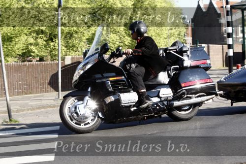 Amsterdam 21 april 2009
Rutger Hauer op zijn honda gold wing motor in amsterdam. Hij heeft een soort aanhanger achter zijn motor hangen en riookt heerlijk een sigaret.
Peter Smulders bv