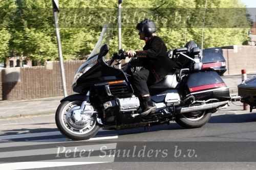 Amsterdam 21 april 2009
Rutger Hauer op zijn honda gold wing motor in amsterdam. Hij heeft een soort aanhanger achter zijn motor hangen en riookt heerlijk een sigaret.
Peter Smulders bv
