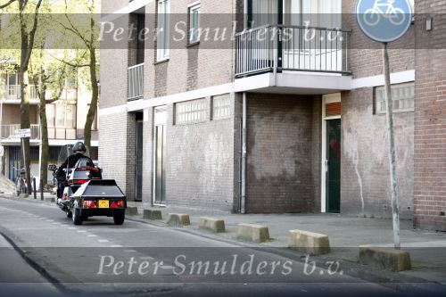 Amsterdam 21 april 2009
Rutger Hauer op zijn honda gold wing motor in amsterdam. Hij heeft een soort aanhanger achter zijn motor hangen en riookt heerlijk een sigaret.
Peter Smulders bv