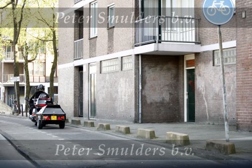 Amsterdam 21 april 2009
Rutger Hauer op zijn honda gold wing motor in amsterdam. Hij heeft een soort aanhanger achter zijn motor hangen en riookt heerlijk een sigaret.
Peter Smulders bv