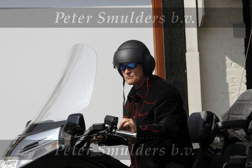 Amsterdam 21 april 2009
Rutger Hauer op zijn honda gold wing motor in amsterdam. Hij heeft een soort aanhanger achter zijn motor hangen en riookt heerlijk een sigaret.
Peter Smulders bv